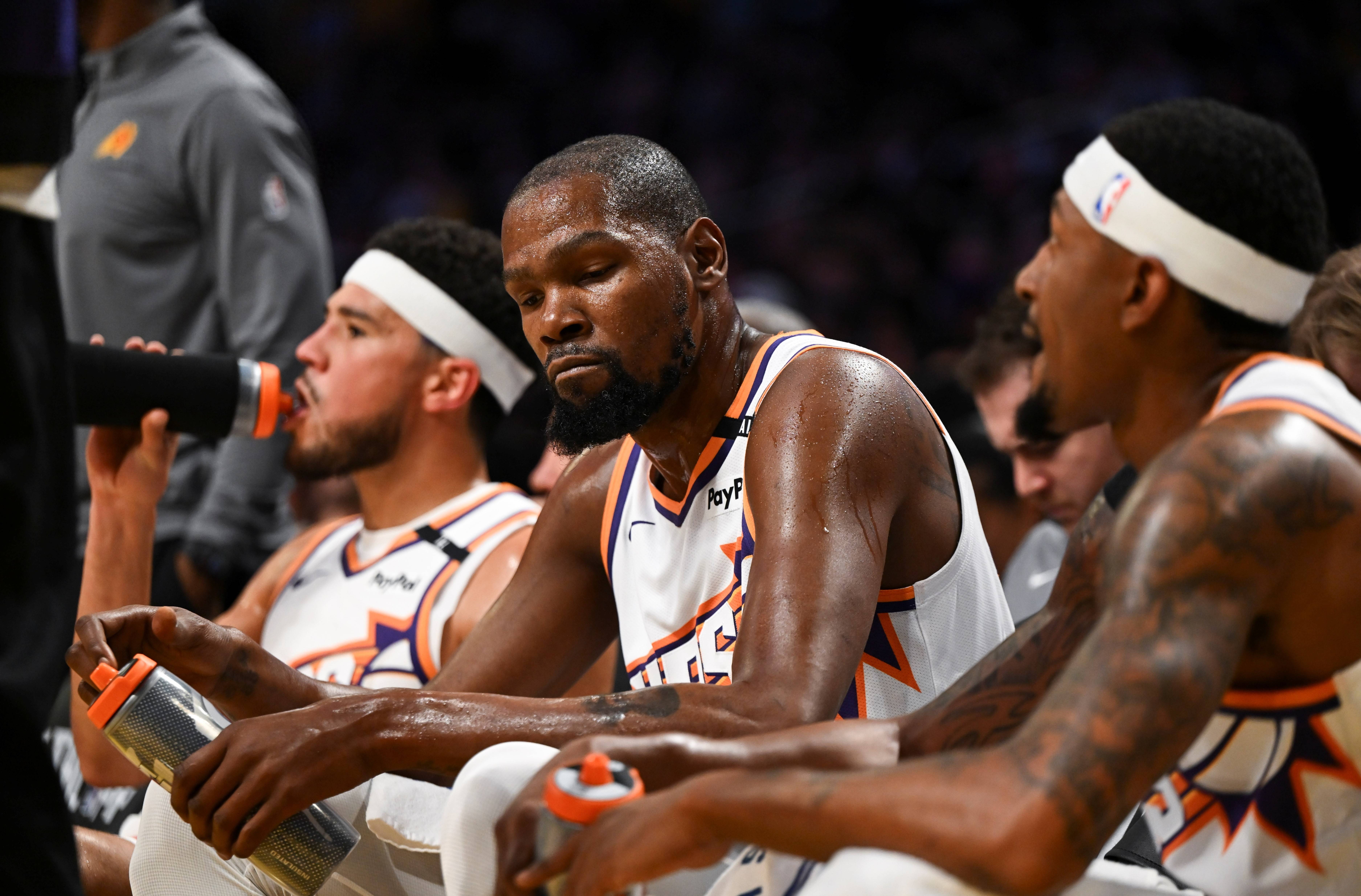 db真人体育官网-金州勇士训练开放日,清晨队长鼓劲引欢呼,NBA季后赛在即,团队化学反应显著