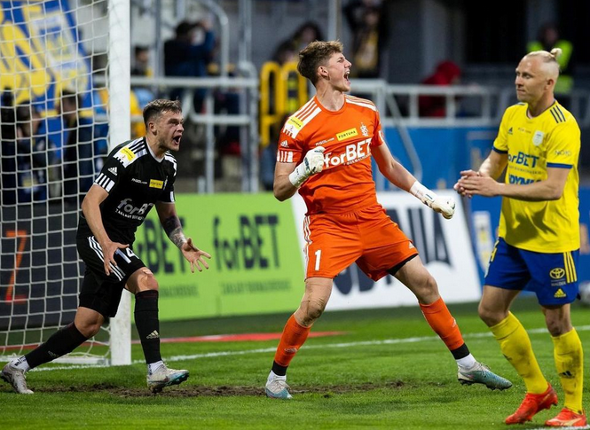 DB真人体育-意大利杯赛程吃紧,新疆广汇关键时刻主帅复盘,态度坚定,球探报告显示潜力