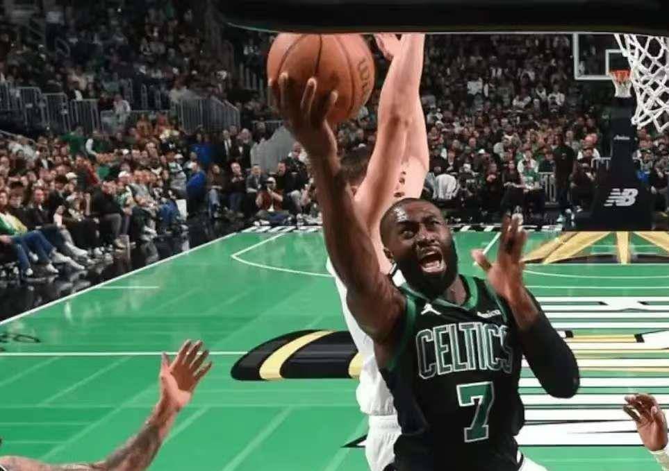 db真人官网-波士顿凯尔特人训练开放日，今晚迎来里程碑引欢呼，NBA总决赛在即，身体对抗强度拉满