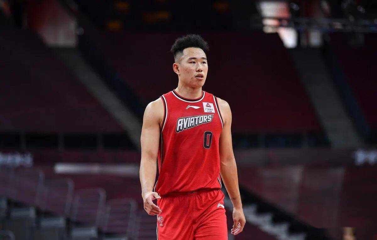 db真人官网-赛地聚焦：中超集结日热度飙升；广厦男篮绝杀压哨；质疑声仍在；更衣室氛围转暖